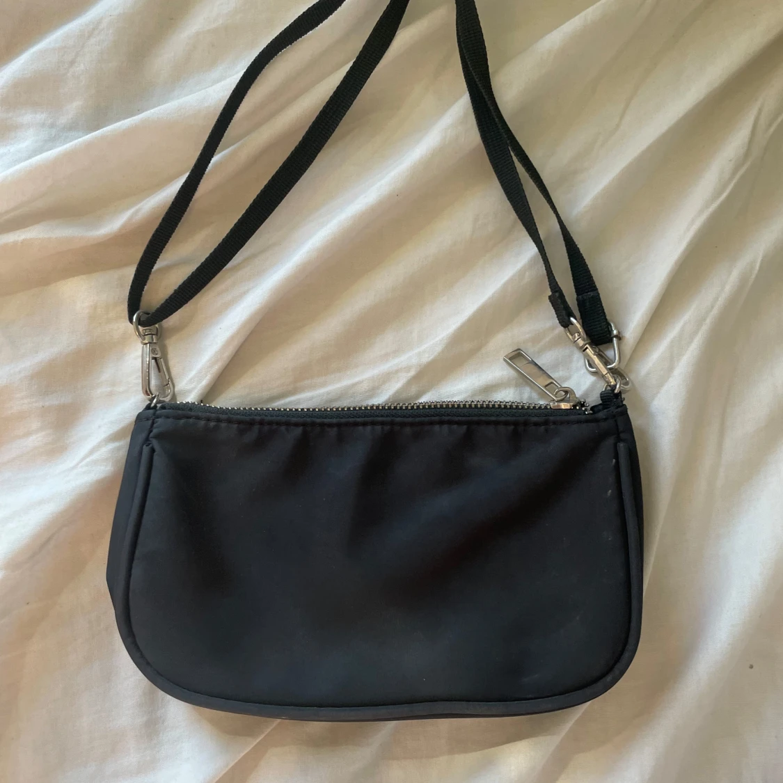 Svart axelväska med dragkedja