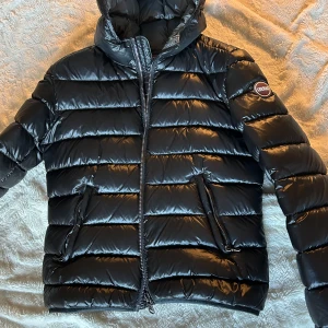Svart vinterjacka från Colmar - Säljer en svart vinterjacka från Colmar. Den är i jättebra skick! Passar 34/36 eller S. Pris: 2500kr🖤