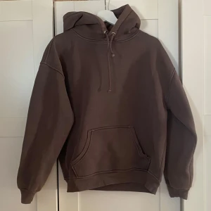 Brun/grå hoodie BikBok - Välanvänd och många år gammal men väldigt bra kvalitét, den nopprar sig inte trots många tvättar. Oversize