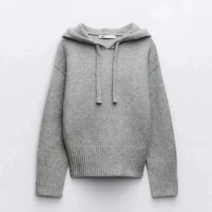 Grå stickad zara hoodie - Nu säljer jag min fina stickade hoddie från zara! Jag säljer den då jag tröttnat på den lite och hellre vill köpa nåt annat, lägg prisförslag 🥰