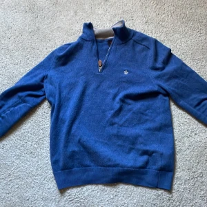 Blå tröja från Morris - Säljer en snygg blå tröja från Morris i 100% merinoull. Den har en dragkedja vid halsen och ett litet broderat emblem på bröstet. Perfekt för höst och vinter, både stilren och bekväm. Passar bra till både vardag och lite finare tillfällen. 🧥💙skicket är 9/10 de har inga fläckar eller hål bara lappen har låssnat ett snöre.