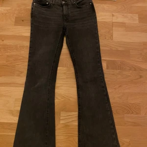Jeans - Ett par lågmidjade mörkgråa jeans ifrån Gina. Knappt använda 🎀