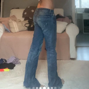 Blå bootcut jeans - snygga blå bootcut jeans i bra skick frpn replay. De är lågmidjade. Storlek 29/34. Stora på mig så ta hänsyn till det på bilderna ❤️
