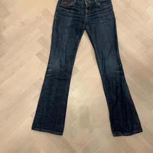 Mörkblå bootcut jeans - Säljer ett par snygga mörkblå bootcut jeans i bra skick. De har en klassisk femficksdesign och är perfekta för både vardag och fest. Jeansen har en bekväm passform och är tillverkade i ett slitstarkt denimtyg. Perfekta för höst och vår💕💕