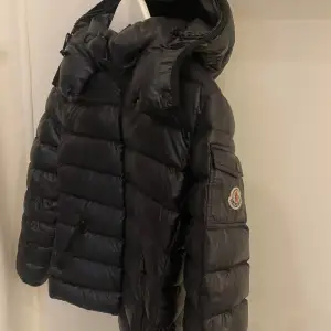 Säljer en snygg svart dunjacka från Moncler. Den är i mycket bra skick och perfekt för vintern. säljer den för 6500 då jag köpte den för 12 000, den är i storlek 2. Perfekt för kalla dagar! 🖤