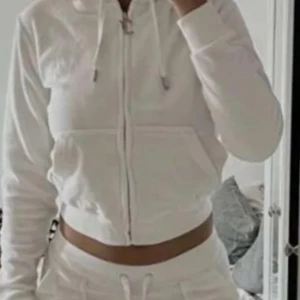 Vit juicy kofta - Säljer en supermjuk och skön vit juciy kofta, inte skadad alls och inga fläckar 