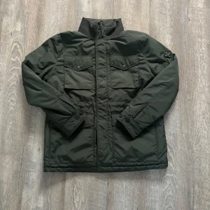  J.Lindeberg jacka - Säljer en snygg grön jacka från J.Lindeberg i storlek L. Jackan har en stilren design med dragkedja och knappar framtill samt två bröstfickor. Fodrad så perfekt till höst och vinter. Nypris ligger på 3800. Hör av dig vid frågor.