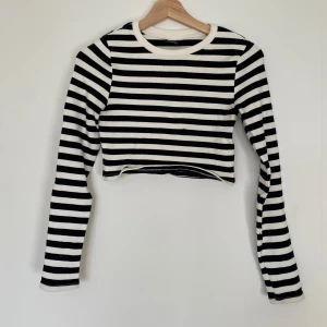 Croppad tröja - Säljer en superfin svartvit randig croppad tröja med långa ärmar. Har använts en gång 💕