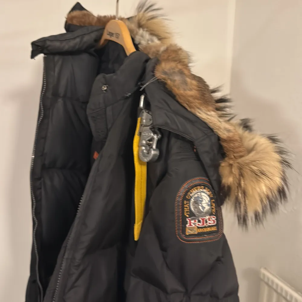 Säljer en svart Parajumpers dunjacka i medium. Den har en avtagbar huva med pälsdetaljer och en gul dragkedja som sticker ut. Perfekt för kalla vinterdagar med sin långa passform och varma material. Jackan är i väl använd skick för tyvärr så har den ingen dragkedja, men de är nog enkelt å fixa👍🏻. Priset kan diskuteras . Jackor.