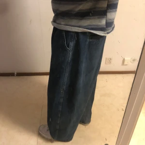 Baggy blåa vintage jeans - Säljer ett par blå baggy jeans i mycket bra skick. De har en loose passform och är perfekta för en avslappnad stil. Jeansen har en klassisk design med fickor fram och bak, och är gjorda i ett slitstarkt denimtyg. Perfekta för både vardag och chillhäng! (ANVÄND ETT PAR ANTAL GÅNGER + ÄR EXTREMT BAGGY!)