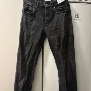 Svarta jeans från Zara - Säljer ett par svarta jeans från Zara i storlek M. De har en klassisk design med fem fickor och knappgylf. Perfekta för både vardag och fest! 🖤