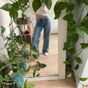 Blå jeans med loose fit - Säljer ett par snygga blå jeans med loose fit. De är low waist och vida från Din Vintage Shop. De är i nyskick, endast provade. Nypris : 600kr🩵