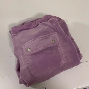 Lila mjukisbyxor från Juicy Couture - Säljer ett par lila mjukisbyxor från Juicy Couture i storlek S. De är lite smutsiga längst ner på byxorna som inte går att få bort 