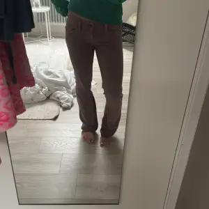 Säljer ett par snygga bruna manchesterbyxor i bra skick. De är högmidjade och har en straight passform som ger en klassisk look. Perfekta för höst och vinter, och de är superbekväma att ha på sig. Passar både till vardags och lite mer uppklädda tillfällen.