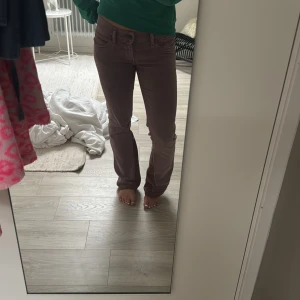 Bruna manchesterbyxor - Säljer ett par snygga bruna manchesterbyxor i bra skick. De är högmidjade och har en straight passform som ger en klassisk look. Perfekta för höst och vinter, och de är superbekväma att ha på sig. Passar både till vardags och lite mer uppklädda tillfällen.