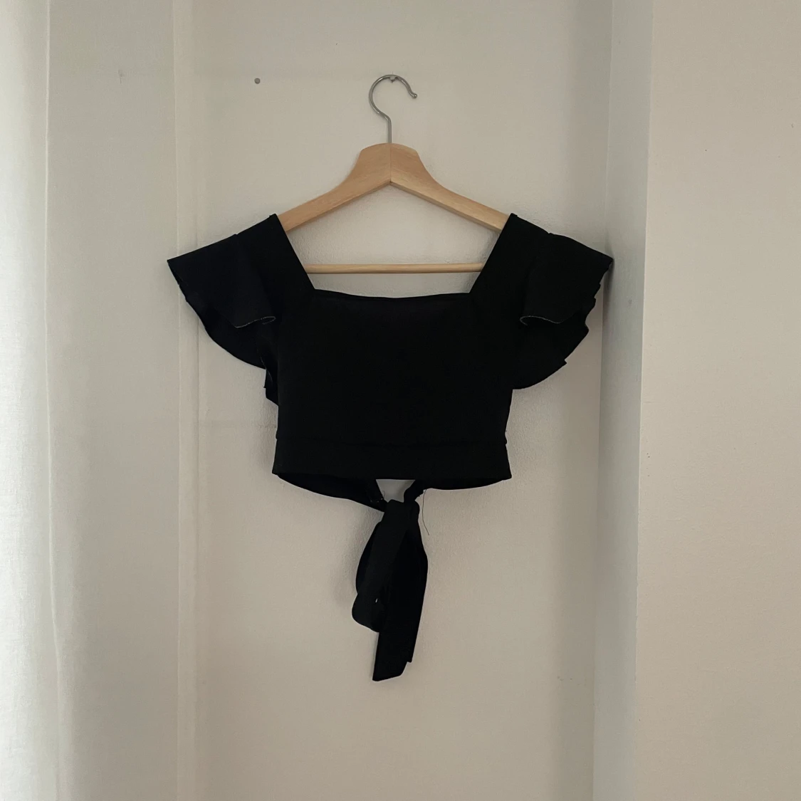 Svart offshoulder topp med knyt - 90