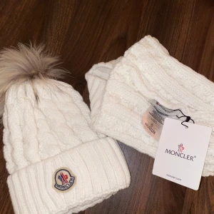 Moncler mössa - Dam  - Helt ny mössa! Kolla gärna bland mina andra annonser 