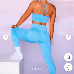 Leggings Bo tee XS - Säljer ett par snygga blå träningstights från Bo tee. De är i mycket bra skick och helt slutsålda. Formar rumpan på ett OTROLIGT sätt. Färgen är precis som på modell bilden. Min mobilkamera fångar inte upp färgen helt. Så fina verkligen! Använda 1 gång så i jätte fint skick. Väldigt stretchigt material. Storlek XS.