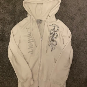 Vit rhinestone zip från Zantiore - Säljer en snygg vit hoodie från Zantiore i storlek S. 7/10 skick.