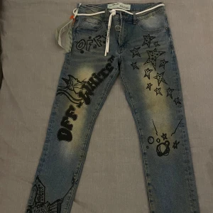 OFF-WHITE: ”wizard” JEANS - OFF-WHITE: ”wizard JEANS”, statement piece jeans som verkligen är väldigt trendiga. Säljes nu för enbart 3199kr nypris ligger på 8000kr, storlek 32.