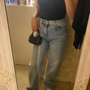 Blå jeans från Junkyard - Säljer ett par snygga blå jeans från Junkyard i modellen 'Straight Off Jeans'. De är i storlek S och har en klassisk straight fit. Perfekta för både vardag och fest! 🕺