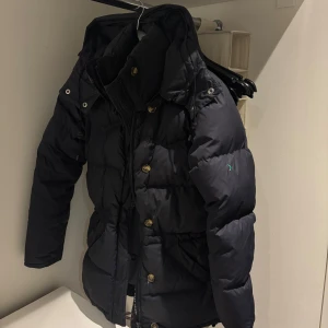 Boomerang dunjacka  - Fin marinblå dunjacka från boomerang. Använd men i bra skick. 💙köpare står för frakt 