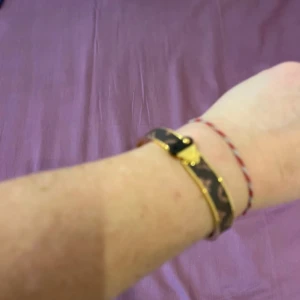 Guldarmband med mönster - Snyggt guldarmband med ett unikt mönster. Armbandet har en elegant design och är perfekt för att ge en touch av stil till vilken outfit som helst. Det är lätt att bära och passar för både vardag och fest.