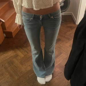 Ljusblå bootcut jeans - Säljer ett par snygga ljusblå lowwaist bootcut jeans från Only. I storlek 28/34💕