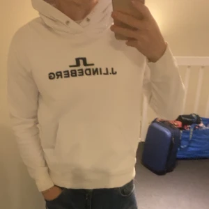 Hoodie  - En skön och snygg J.Lindeberg kofta i bra skicka. Snörena saknas på tröjan, hör av er vid frågor. 