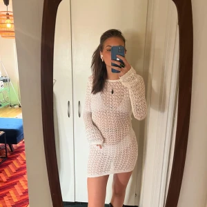 Strandklänning - Superfin strandklänning från Cubus, skulle haft på en festival som aldrig blev av så prislapp är kvar och oanvänd. Storlek S. Öppen i ryggen 