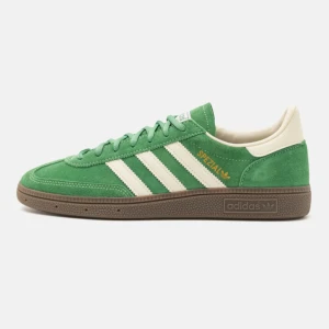  Handball Spezial - sneakers - Säljer gröna slutsålda Adidas Handball Spezial då de inte kommer till användning. Storlek 38 2/3, jag har vanligtvis 39 och dessa passar bra! Bra skick 