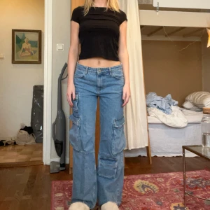 Cargo jeans - Snygga cargo jeans med fickor, bra i längden på mig som är 175💗