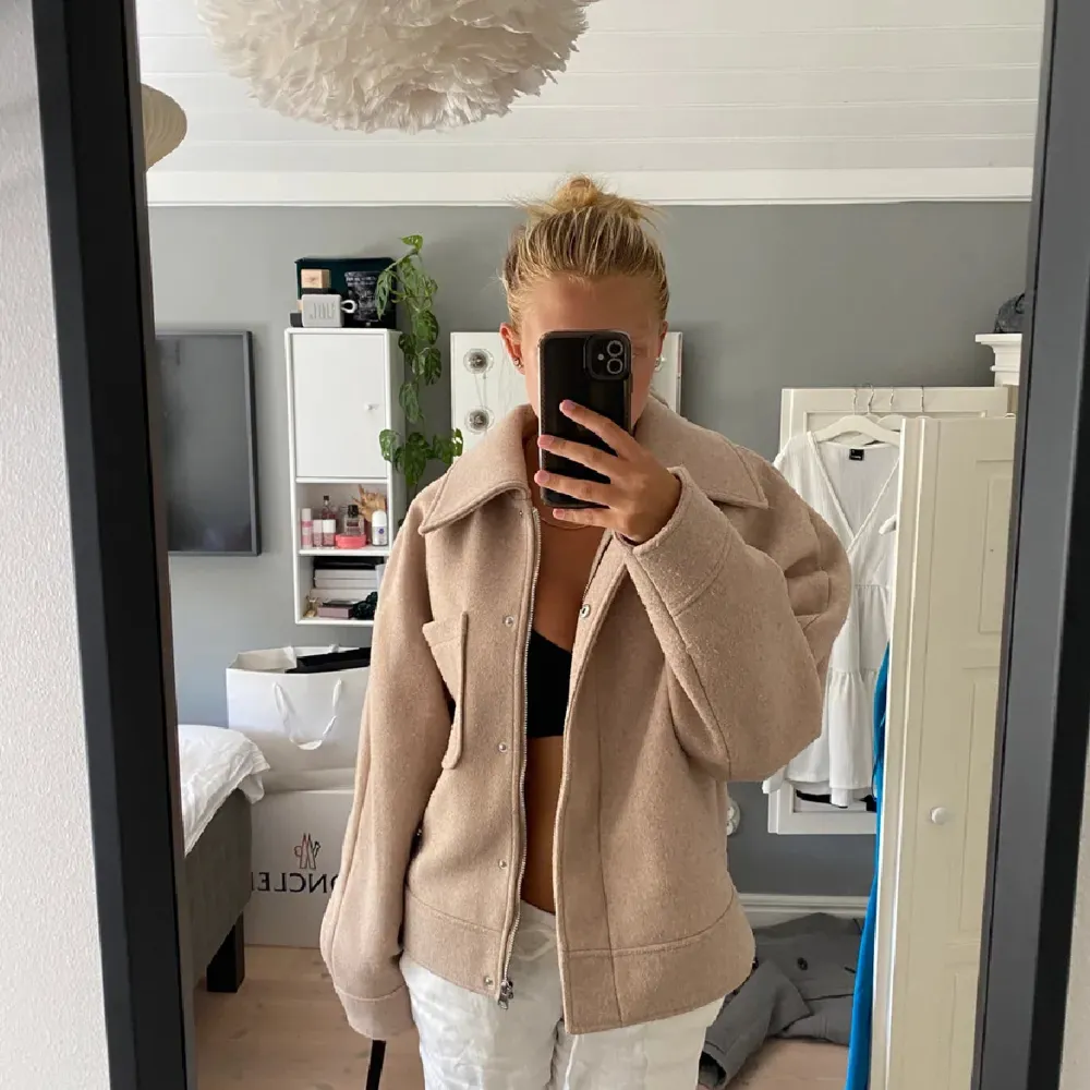 Mysig kort kappa från NAKD. Använd och lite nopprig men annars i väldigt fint skick🤍Skriv för fler bilder! . Takit.