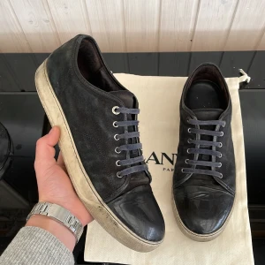 Lanvin - Säljer dessa snygga lanvin cap toe med glans! Färg:marinblå. Storlek 45. Skick 6-7/10. Dustbag ingår! Kan gå ner i pris vid snabb affär! Hör av dig vid minsta fundering 🤩