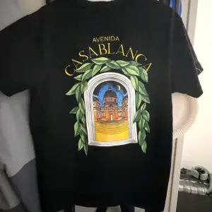 Säljer en svart t-shirt från Casablanca som är knappt använd. Storlek M. Tveka ej på att höra av dig😉