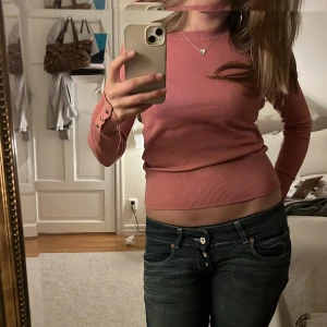 Stickad tröja  - Skit snygg tröja som är rosa med gulddetaljer💗