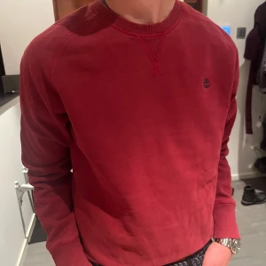 Röd tröja från Timberland - Säljer en snygg röd tröja från Timberland i storlek M. Efter som att den är röd passar den bra nu inför julen. Den är i bra skick och perfekt för både höst och vinter. Den funkar till det mesta. Skön och stilren! 🍂 Bara att skriva om ni har frågor eller funderingar 