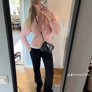 Rosa stickad hoodie - Säljer en supermysig rosa stickad hoodie med långa ärmar och en praktisk huva med dragsko. Perfekt för kyliga dagar och ger en avslappnad stil. Passar både till vardags och mysiga hemmakvällar. 🧶💖