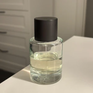 Essnce Keep It Fruity - Essnce parfym i doften Keep It Fruity. Cirka hälften är använd och tyvärr så är inte etiketten kvar