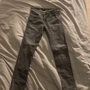 Svarta jeans från Replay - Säljer ett par snygga svarta jeans från Replay i suveränt skick, säljer för att de har blivit för små !           Storlek 14,158 cm men passar mellan 158-168 skulle jag säga. Nypris är runt 800 kr men jag säljer för endast 299 !      Om ni har några frågor så är det bara att ställa