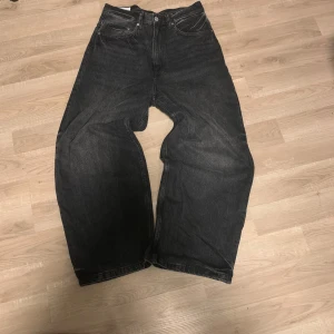 Svarta super baggy jeans från H&M - Säljer ett par svarta super baggy jeans från H&M. De har en loose fit. Helt nya bara testade.