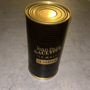 Jean Paul Gaultier Le Male Le Parfum - Säljer en elegant parfym från Jean Paul Gaultier, Le Male Le Parfum. Passar perfekt nu till vintern. Parfymen är i nyttskick och sparsamt använt det är ca 120ml kvar. Säljer denna parfym då jag har flera andra. Priset går att diskutera. Tveka inte att höra av er vid frågor och funderingar. 