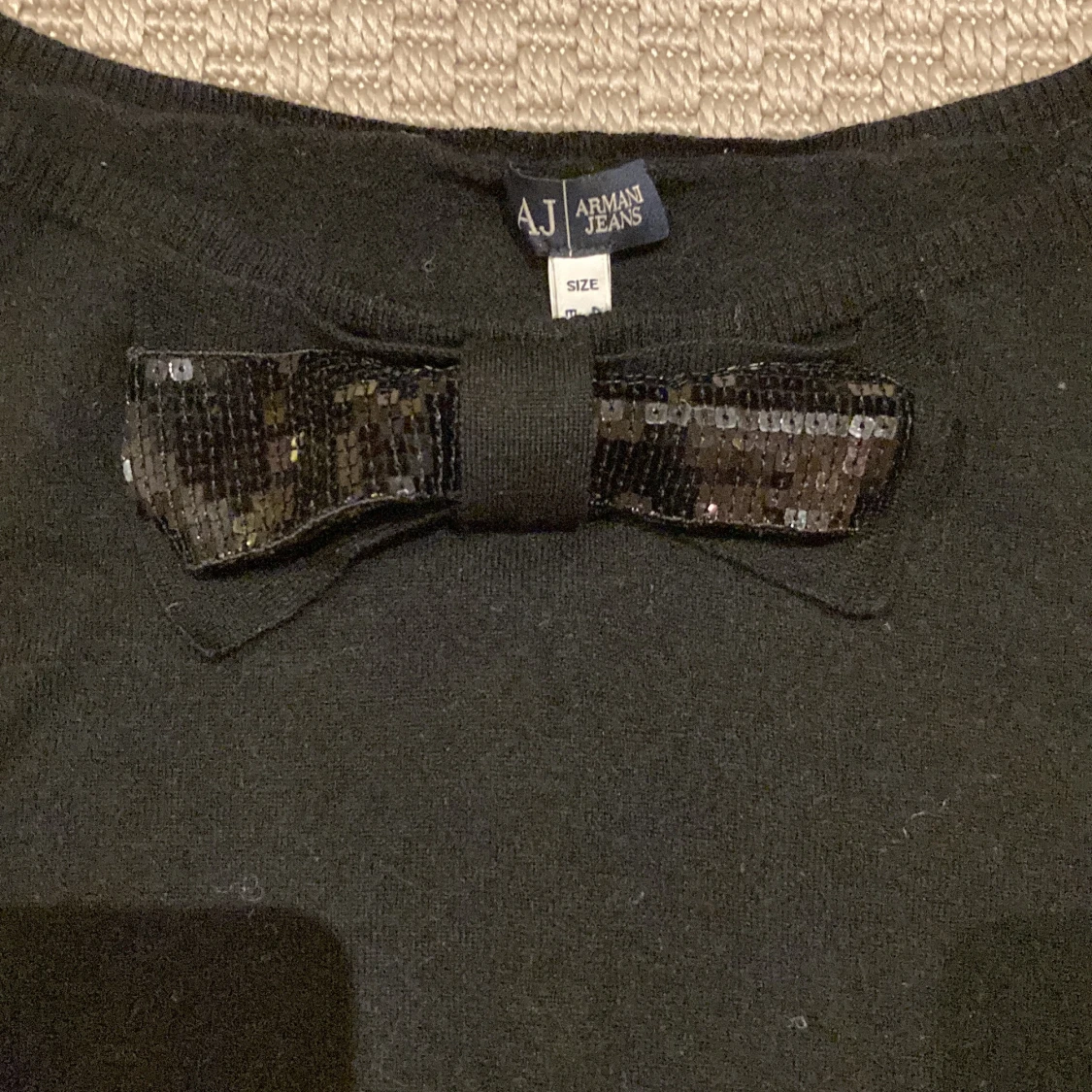 Svart mjuk Armani tröja med paljettrosett från Armani Jeans - 90