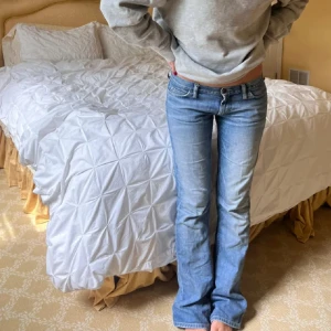 Lågmidjade jeans  - Säljer dessa riktigt snygga lågmidjade jeansen! Fint skick strl w26 💕💕skriv för fler bilder 