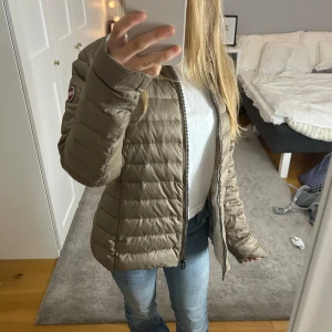 Beige pufferjacka från Colmar - Säljer en snygg beige pufferjacka från Colmar i mycket bra skick. Jackan har en dragkedja framtill och är perfekt för höst och vår. Den är långärmad och har en normal passform. Superbekväm och stilren för alla tillfällen! ( priset är ganska lågt eftersom ja får ingen användning av jackan eftersom den är lite stor )❣️