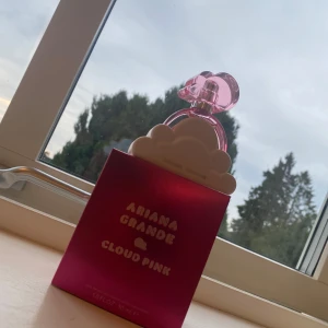 Ariana Grande Cloud Pink Parfym - Säljer en superfin parfym från Ariana Grande, Cloud Pink. Flaskan är formad som ett moln och har en söt rosa färg. Perfekt för dig som älskar söta och fruktiga dofter. Flaskan är både gullig och stilren, en perfekt present eller till dig själv! 💖