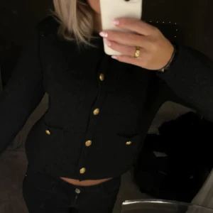 Stickad kofta Zara  - Säljer min stickade kofta från Zara i två storlekar S och M  aldrig använd 