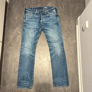 Replay Waitom - Säljer ett par blå Replays jeans i bra skick. De har en straight passform och är perfekta för vardagsbruk. Perfekta för både höst och vår!