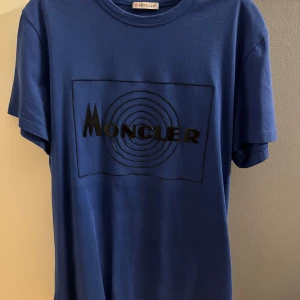 Moncler tshirt - Fin T-shirt av moncler knappt använd 2-3 gånger som ny skick.