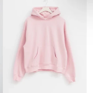 Rosa hoodie Ginatricot - Säljer en supermysig rosa hoodie i God skick. Den har en klassisk design med en stor ficka fram och en bekväm huva. Perfekt för kyliga dagar eller bara för att chilla hemma. Passar till allt och är ett måste i garderoben! 💖orginal pris:360 kr